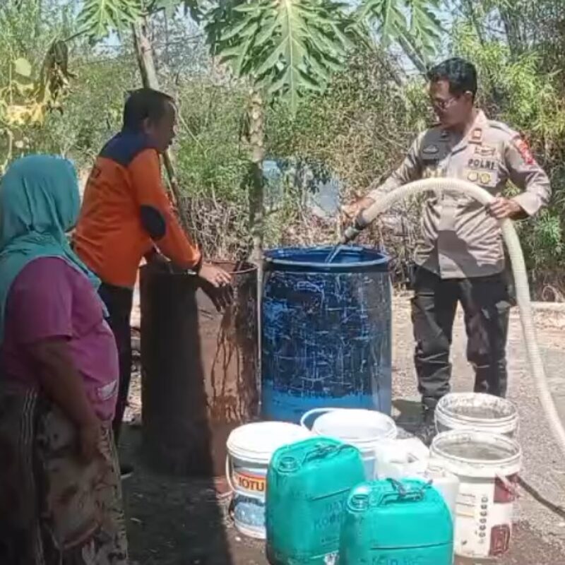 Polisi Dampingi Distribusi Air Bersih untuk Warga Desa Sumber Kramat