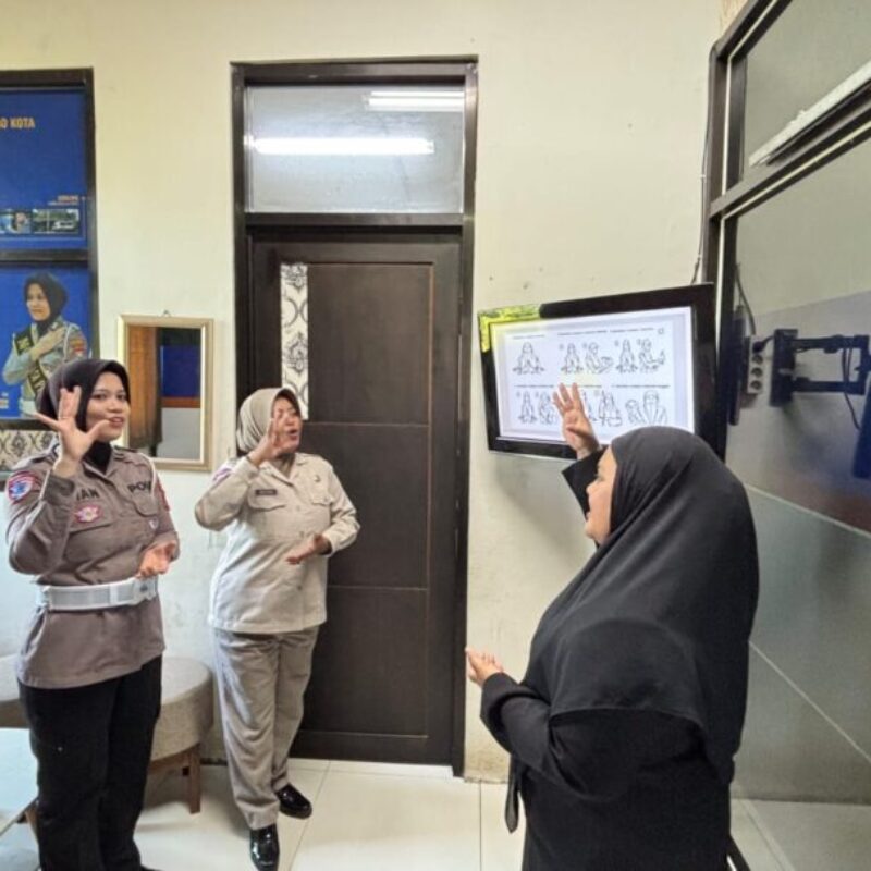 Satpas Polres Probolinggo Kota Gelar Pelatihan Bahasa Isyarat, Wujudkan Pelayanan Prima bagi Penyandang Disabilitas