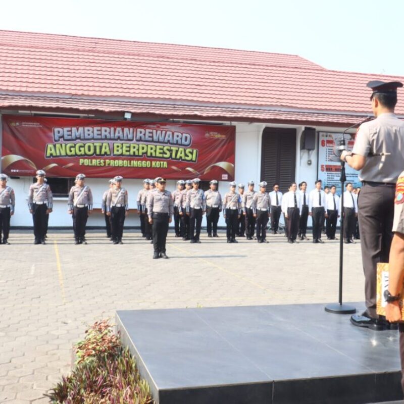 Polres Probolinggo Kota Beri Penghargaan ke 10 Personel Berprestasi