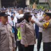 Pimpin Apel Polisi Jogo Sekolah di SMPN 1, Kapolres Probolinggo Kota Edukasi Cegah Bullying hingga Bagikan Helm
