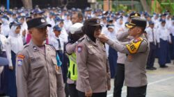 Pimpin Apel Polisi Jogo Sekolah di SMPN 1, Kapolres Probolinggo Kota Edukasi Cegah Bullying hingga Bagikan Helm