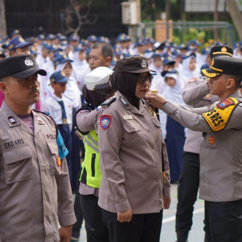 Pimpin Apel Polisi Jogo Sekolah di SMPN 1, Kapolres Probolinggo Kota Edukasi Cegah Bullying hingga Bagikan Helm